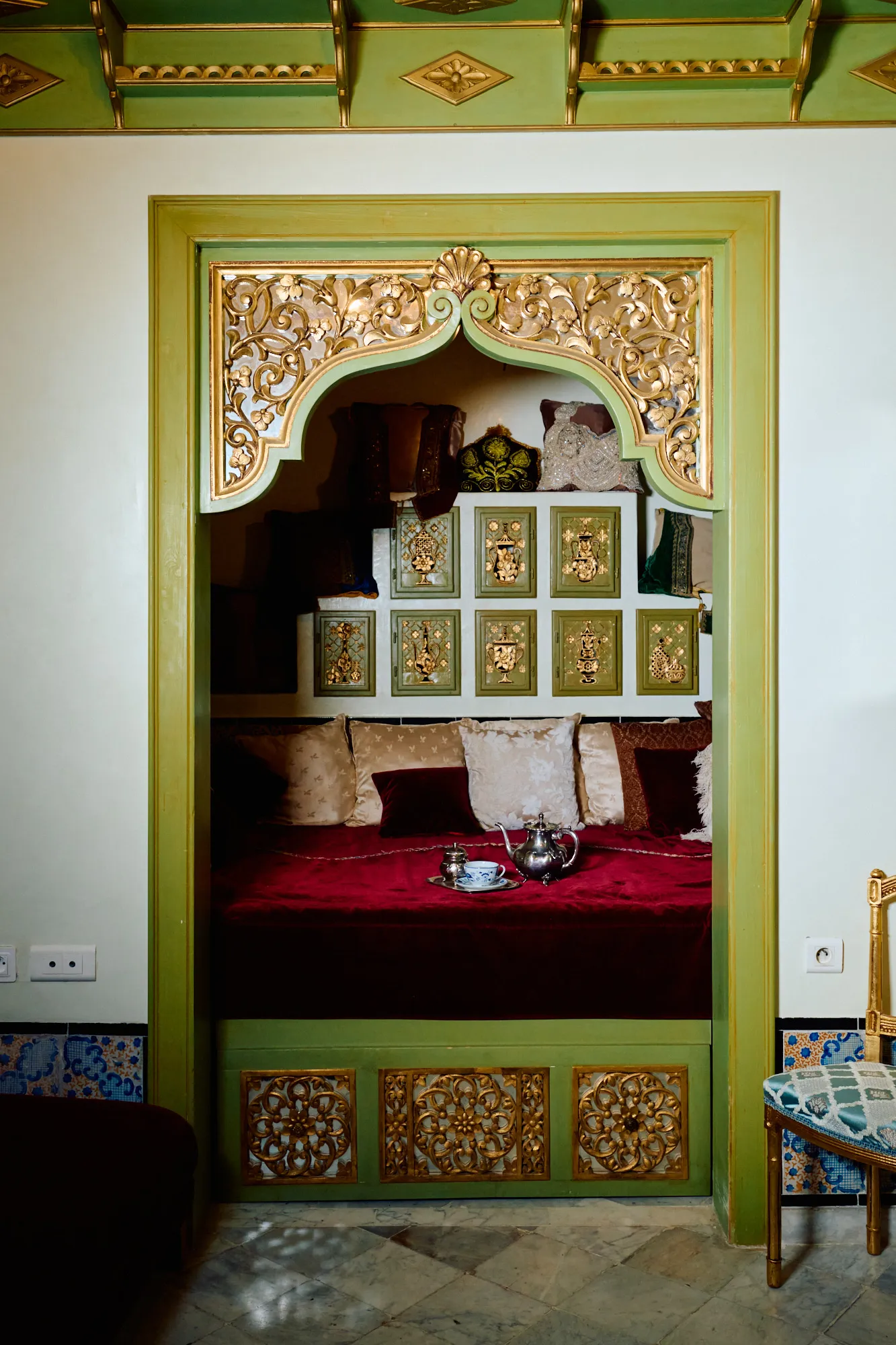 The alcove seen head-on, its gilded woodwork open.